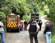 Foto de un carro de Medicina Legal y de una ambulancia en la vía Vinces-Mocache, donde fueron encontrados seis cuerpos.