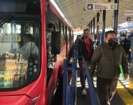Miles de usuarios acuden diariamente a la estación Río Coca de la Ecovía, norte de Quito.