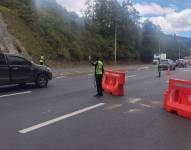 Los agentes de tránsito junto a los dispositivos de pacificacíón (conos y barreras Jersey).
