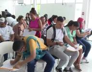 Imagen de jóvenes en lugares del MIES para inscribirse.