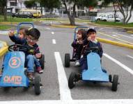 Los niños aprenden en el parque vial.