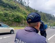 Los agentes se ubican en sitios estratégicos de Quito para controlar la restricción vehicular.