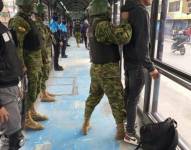 Los soldados hacen controles en las paradas del trolebús, Ecovía y corredores en Quito.