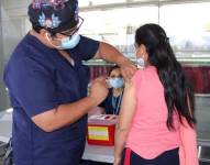 La principal recomendación de los galenos es que la gente se vacune del covid-19.