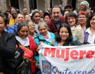 El alcalde de Quito Pabel Muñoz junto a grupo de mujeres