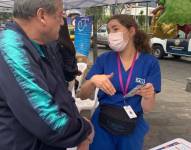 Personal de la Secretaría de Salud atiende a los pacientes.