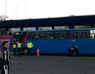 Un grupo de agentes de tránsito realiza controles a un bus en la avenida De los Shyris, norte de Quito.