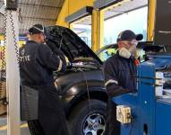 Los técnicos de los centros de revisión técnica vehicular.