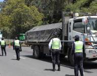 Los agentes de tránsito se ubican en zonas especiales para los controles en las vías.