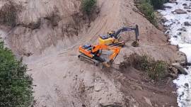 Trabajos en el río Machángara para la construcción de un muro de roca denominado de escollera.