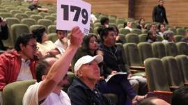 Los participantes de la subasta en el Teatro Capitol de Quito.