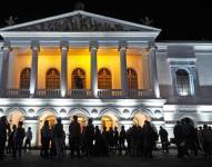 La fachada externa del Teatro Nacional Sucre en el Centro Histórico de Quito.