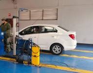 Proceso de revisión vehicular en Quito.