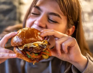 Los alimentos ultraprocesados son una amenaza para la salud mundial, advierten los expertos