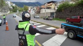 Agentes de tránsito realizando controles.