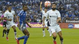 Jugadores de ambos clubes disputando el balón.