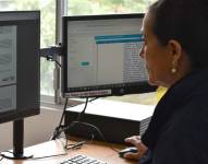 Personal del Municipio de Quito atiende al público con un chat en línea.