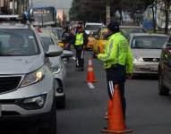 Un agente de tránsito realiza controles en la av. De la Prensa.