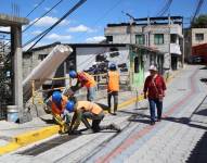 Obreros de la Epmaps trabajan en las obras de alcantarillado en La Vicentina Baja.