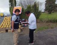 Un comerciante de frutas en la Ruta Viva.