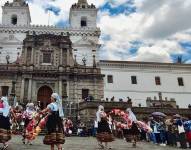 Danzantes en el centro de Quito