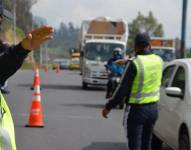 Agentes controlan el tránsito en Quito
