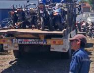 Proceso de chatarrización de unas motocicletas, en Quito.