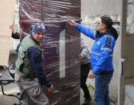 Los técnicos del Municipio entregando los enseres a los damnificados.