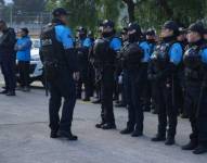 Funcionarios municipales participaron en el desalojo.