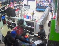 Dos delincuentes ingresan a un local comercial a robar.