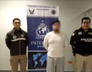 Policía Nacional durante la extradición.