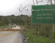 Puentes dañados por explosiones aíslan comunidades en Guayas y Azuay