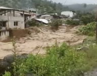 Invierno en Ecuador: fuertes lluvias provocan desbordamiento de un río en Alluriquín