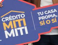 Imagen de una persona sosteniendo un cartel del Crédito Miti-Miti.