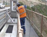 El personal del Municipio de Quito realiza los trabajos de mantenimiento en el puente.