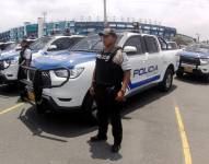 Imagen de policías con patrulleros.