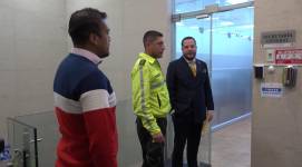 El secretario de la Asamblea, Alejandro Muñoz, junto al personal de Fiscalía y Policía.