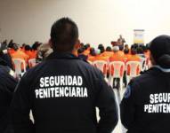 Guías penitenciarios durante una jornada laboral.