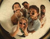 Nasa Histoires, como se pronuncia en el idioma original, es una banda que mezcla varios géneros como la cumbia, el rock alternativo y la música gitana.