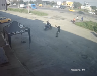 El ataque quedó registrado por dos cámaras de videovigilancia instaladas en el exterior del establecimiento.