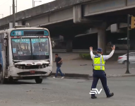Usuarios en Guayaquil esperaron hasta dos horas por un bus