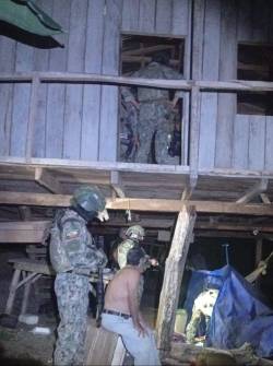 Policías y militares ejecutaron el operativo de rescate, que permitió la aprehensión de cinco personas.