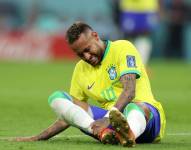 Neymar se marchó retirado con el tobillo hinchado del duelo contra Serbia.