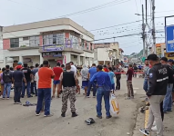 Foto de gente reunida por el asesinato de un guía penitenciario en Jipijapa, Manabí.
