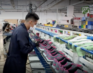 La suela de estos zapatos está hecha con tetra pak reciclado. Esta es una de las diversas formas de darle otros usos a estos empaques.