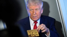 Trump presentó un prototipo de visa de oro (o golden card), con su imagen estampada.