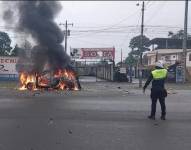 Fotografía del momento en el que el patrullero se consume por las llamas.