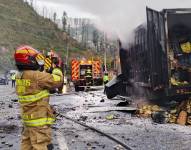 Los alimentos que transportaba el camión quedaron daños por el fuego.