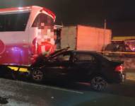 Choque entre un bus y un auto en el sur de Quito.