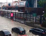Imagen de inundacion en la avenida Malecón, a la altura de la calle Juan Montalvo.